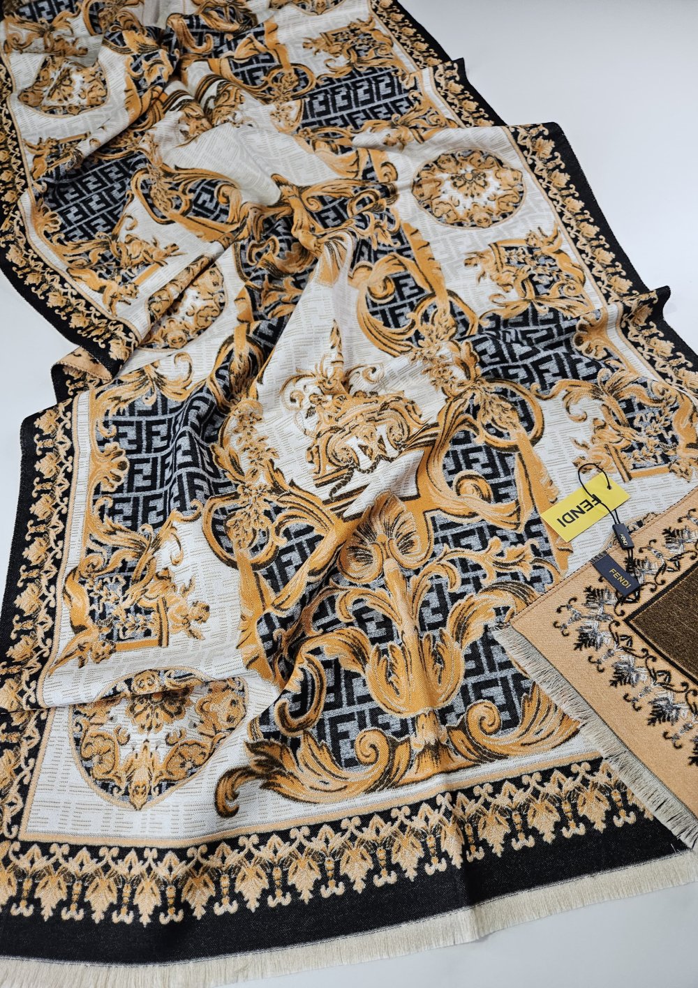 İpek Omuz Şalı Fendi Varak Desen Siyah Ekru