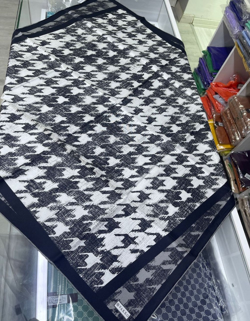 Vakko Desenli Twill İpek Eşarp Siyah Beyaz Kazayak