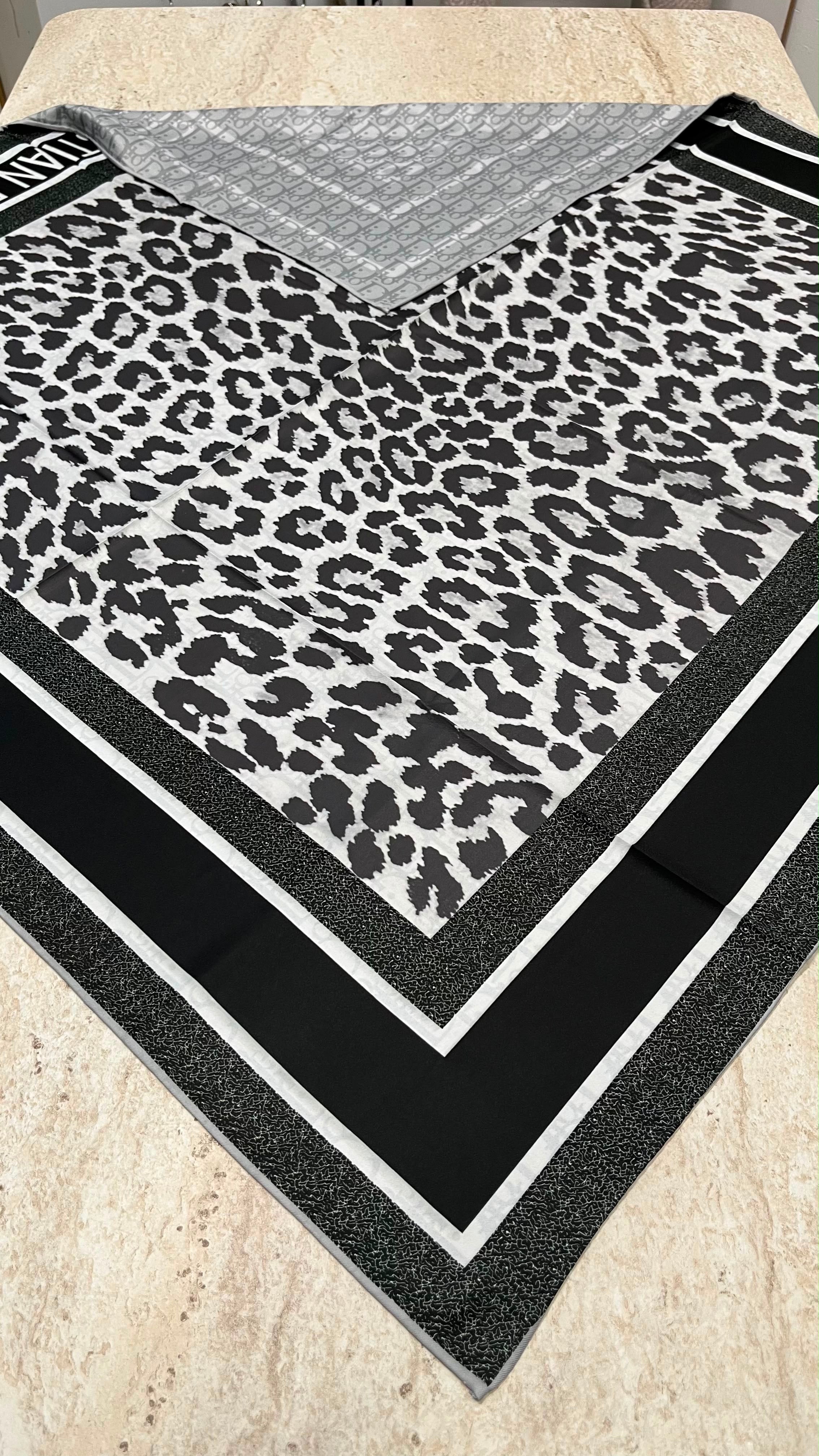 İthal Çift Taraflı Twill  Eşarp Leopar