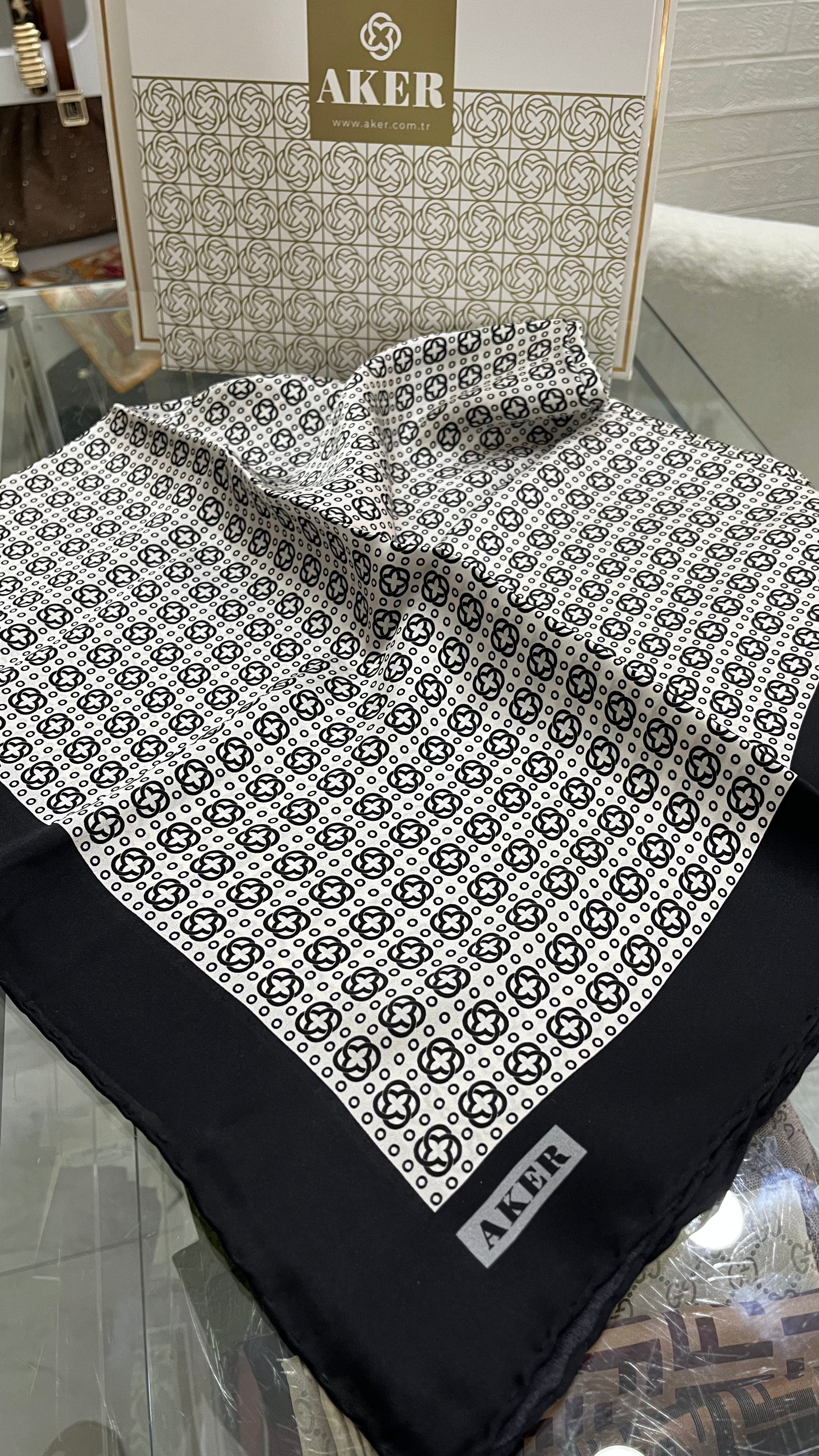 Aker Sura İpek Eşarp Monogram Siyah-Beyaz