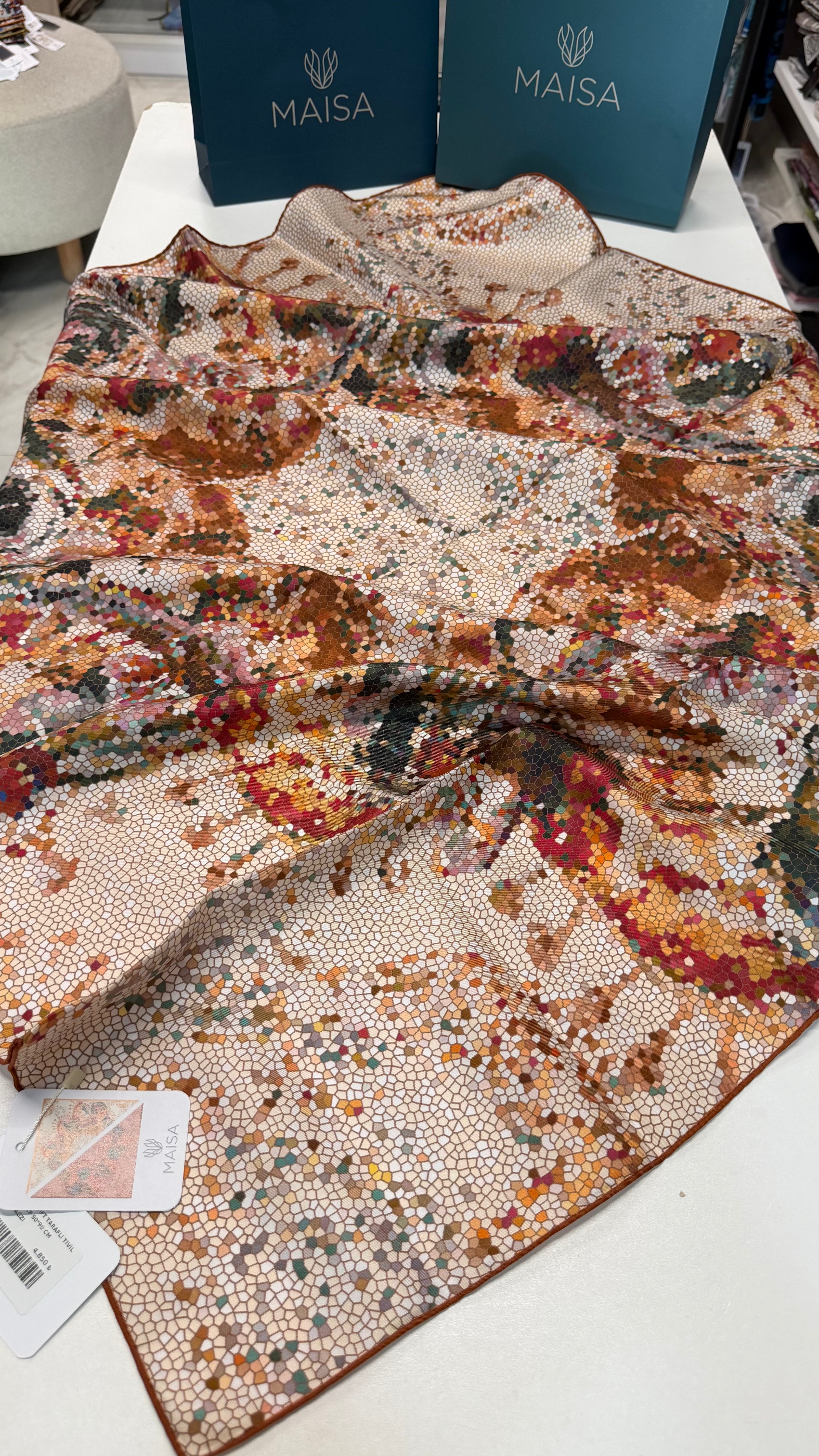 Su Masalı Çift Taraflı Twill İpek Eşarp Yavruağzı