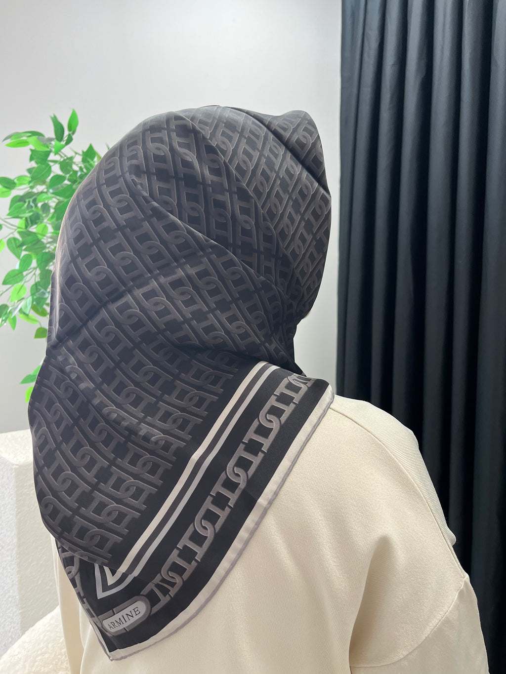 Armine'25 Yaz Sezonu Saf İpek Eşarp Siyah