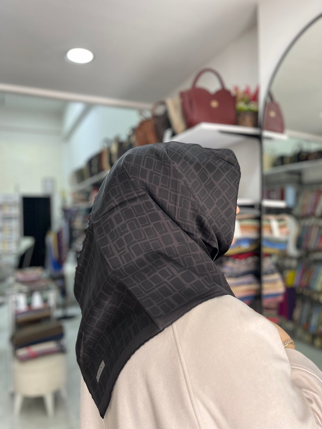 Armine '25-'26 Sura İpek Kış Sezonu Siyah