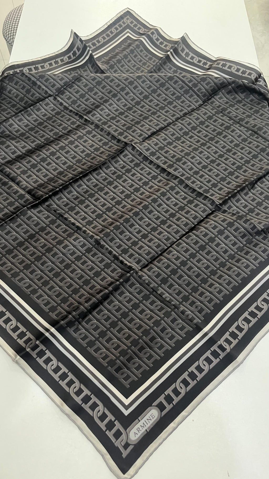 Armine'25 Yaz Sezonu Saf İpek Eşarp Siyah