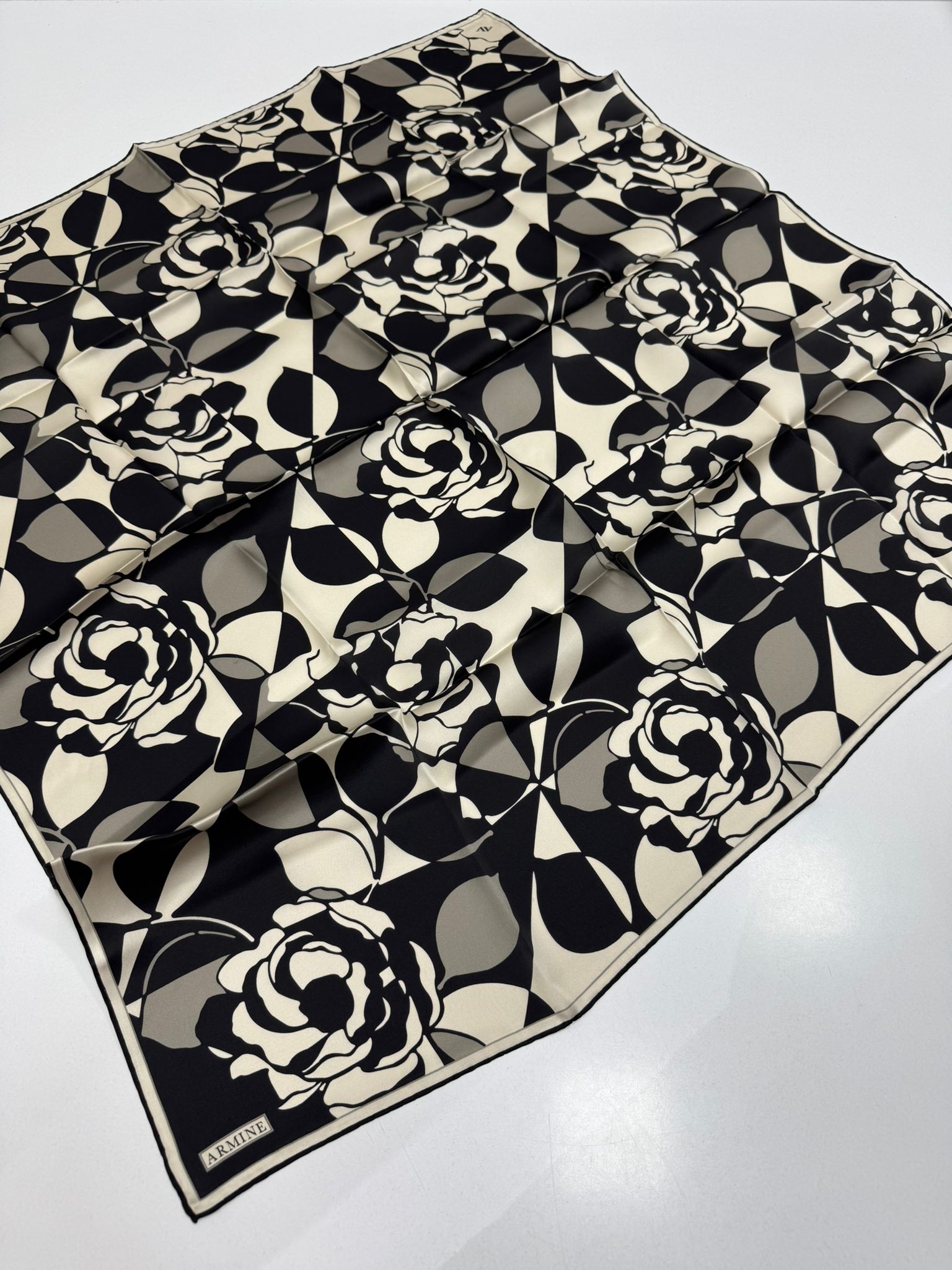 Armine'26 Sura İpek Yaz Sezonu Siyah