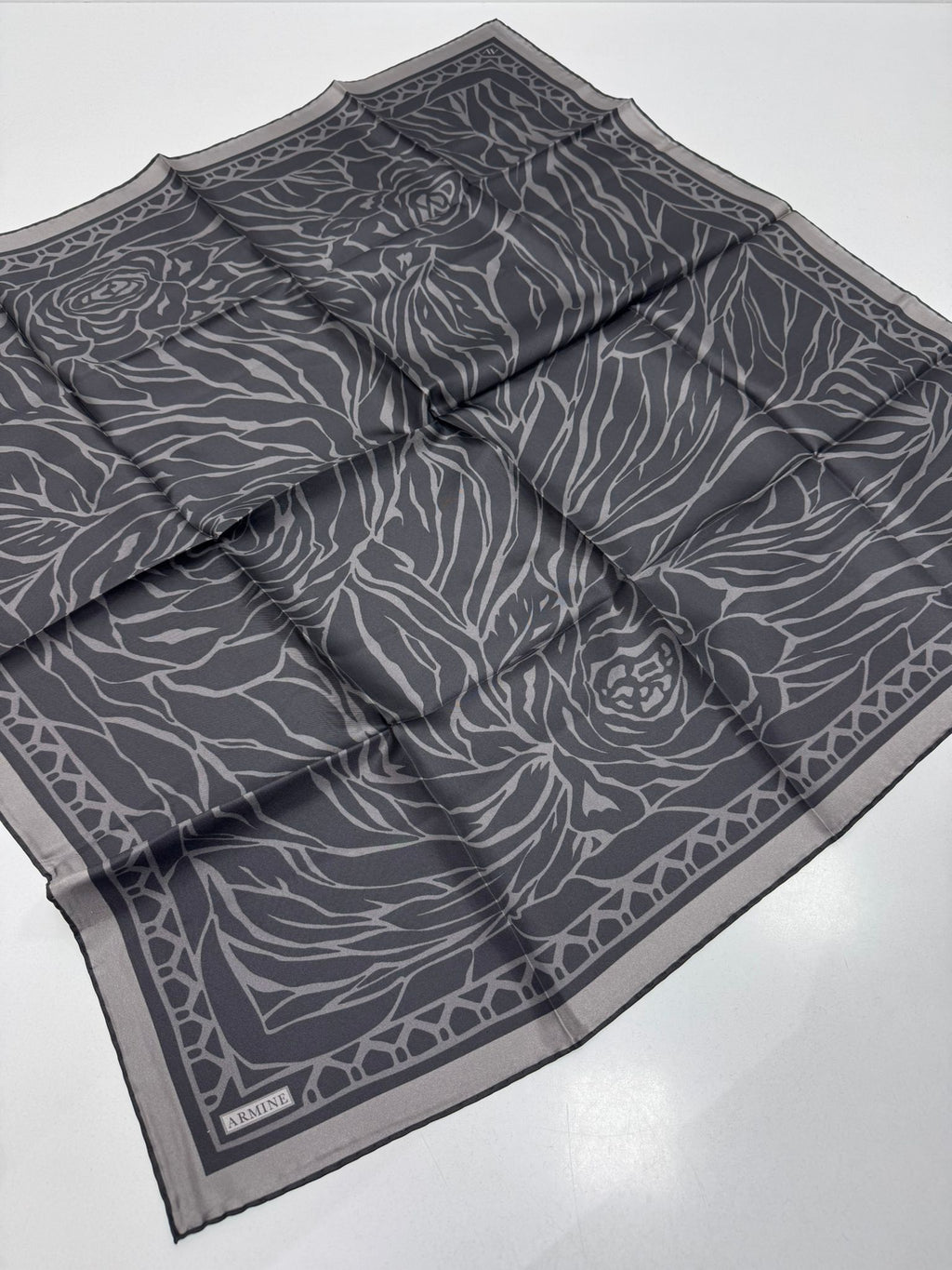 Armine'26 Sura İpek Yaz Sezonu Siyah